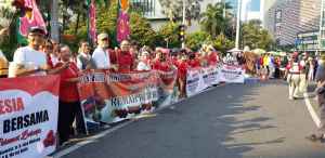 Ratusan Organ relawan pasangan Capres/Cawapres Ir Joko Widodo dan KH Ma’ruf Amin yang tergabung dalam Perkumpulan Indonesia Bersatu Tiga Pilar memberikan Bunga Mawar Merah kepada masyarakat yang melintasi Bundaran Hotel Indonesia, Minggu (30/06/2019) Pagi.