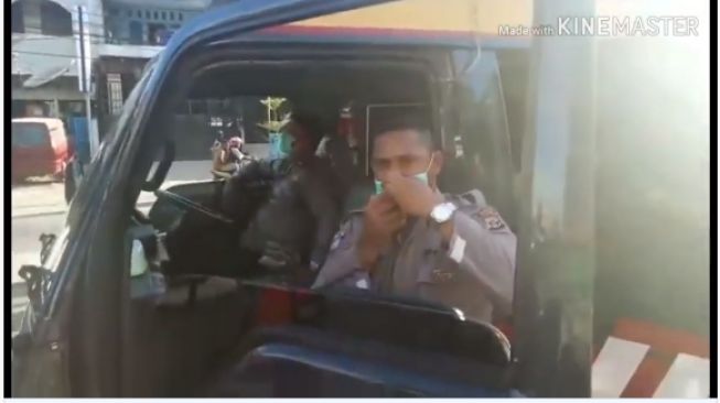 Viral Warga Beraktifitas di Luar Diatas jam 2 Siang Diancam Dipukul Rotan (Dok Floreslamika Channel)