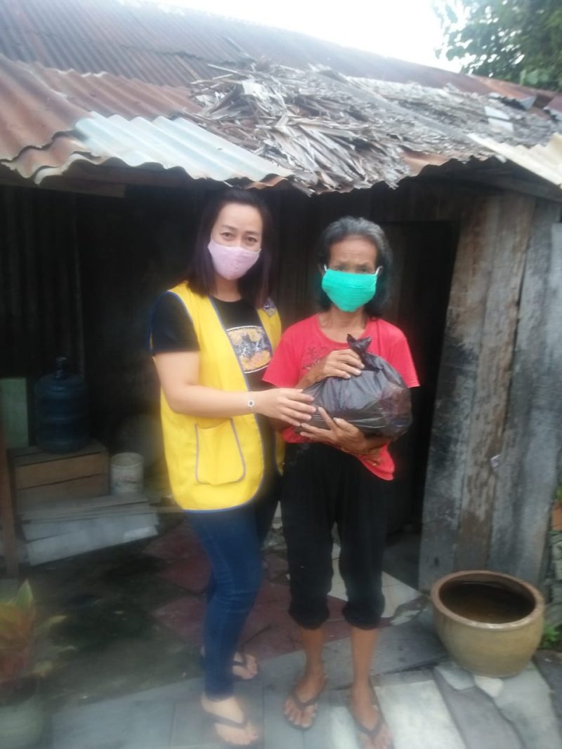 Foto:Ket//Relawan Fangsusi Sedang membagikan Sembako dan masker kepada warga yang kurang mampu