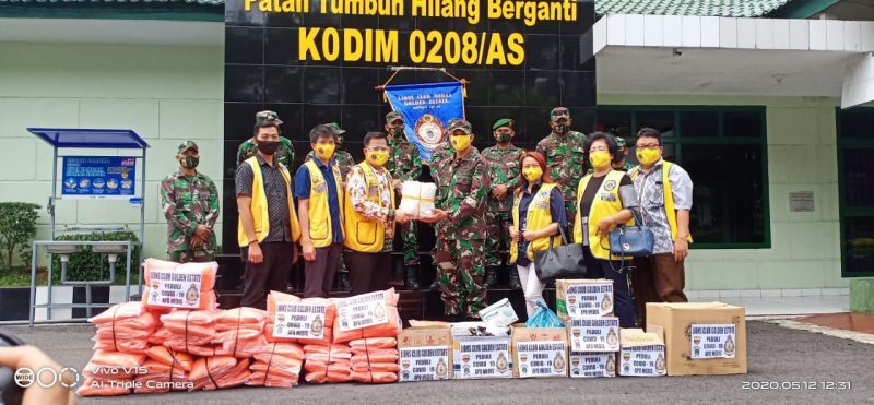 Ket:Foto//Dari Kiri kekanan baju kuning 1. Lion Dody, 2.Vice 3 Lion Kosidin, 3.Past President Golden Estate Darmawan Yusuf, 4. DANDIM Asahan Letkol Inf Sri Marantika Beruh, 5. Vice 2 Lion Agustina, 6.Vice 1 Lion Lili Tan, 7.Lion Hendra Gunawan, Dan Baris 2 Belakang sejumlah pejabat utama (PJU) Kodim dan Danramil se-Kabupaten Asahan(ist)