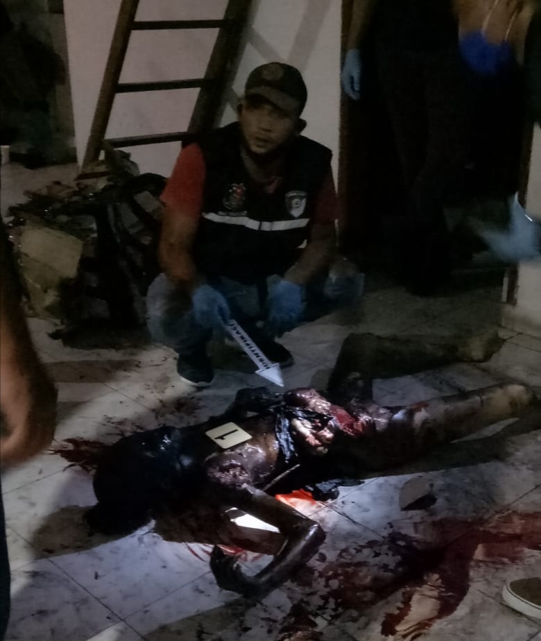 foto://Tim Inafis Polrestabes saat memeriksa jenazah korban
 