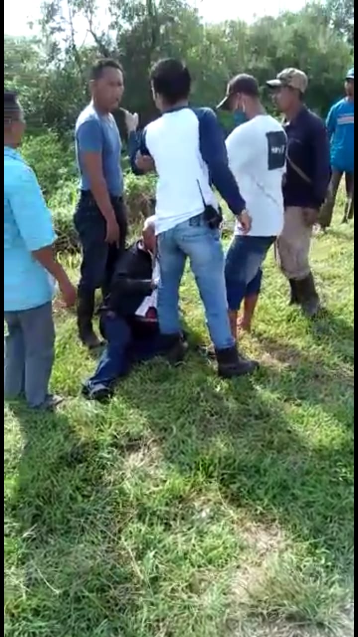 ket/foto: Supratyono karyawan Apindo Sumut terlihat dipukul sampai terjatuh dan mengalami patah tulang belakang