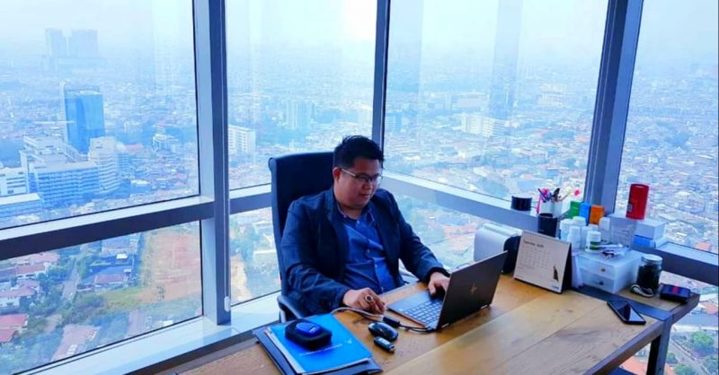 Ket:Foto//Pengacara Kondang Darmawan Yusuf, SH., SE., M.Pd.,MH., CTLA., Mediator ketika sedang di dikantornya Kota Jakarta.(ist)