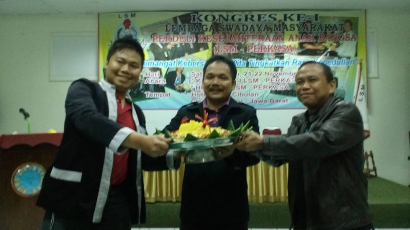 Ket//Foto : (Tengah) Wakil Ketua LBH Darma Berkah Keadilan dan juga Ketua Umum LSM Perkasa Mihon Manalu, SH., M.Pd