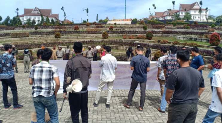 Ket Gbr. Massa Mahasiswa Bima Tabagsel Ketika Menyampaikan Orasinya Di Lapangan Perkantoran Bupati Tapsel