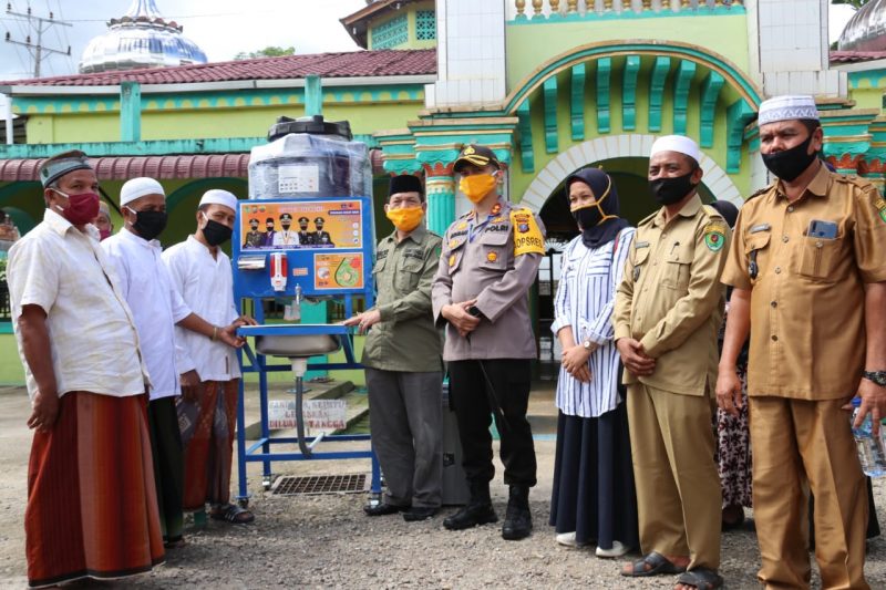 Ket Gbr. Bupati Tapsel, H.Syahrul M Pasaribu,SH didampingi jajarannya dan Kapolres Tapsel, AKBP Roman Smaradhana Elhaj,SH.SIK.MH foto bersama dengan pengurus Masjid Babur Rahmat disela-sela penyerahan bantuan tempat cuci tangan portabel kapasitas 250 liter dan bantuan lainnya.