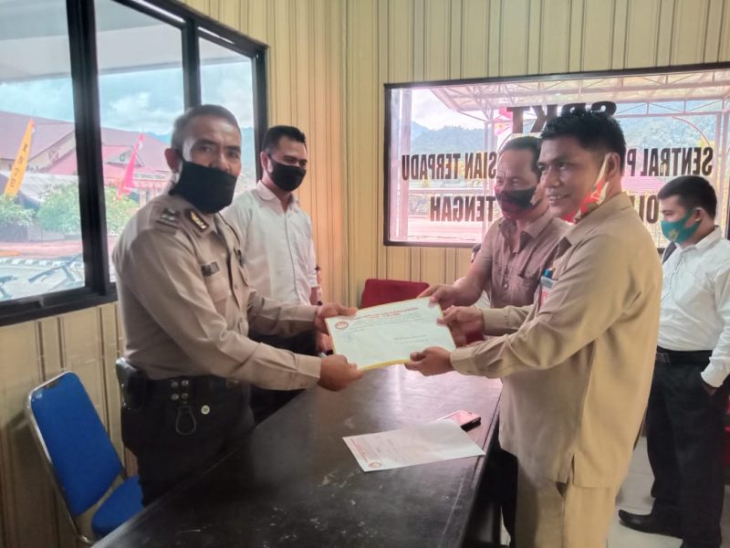 Parlaungan Silalahi,SH bersama Demhot Tampubolon (klien) Menerima Surat Tanda Pelaporan di Polres Tapteng