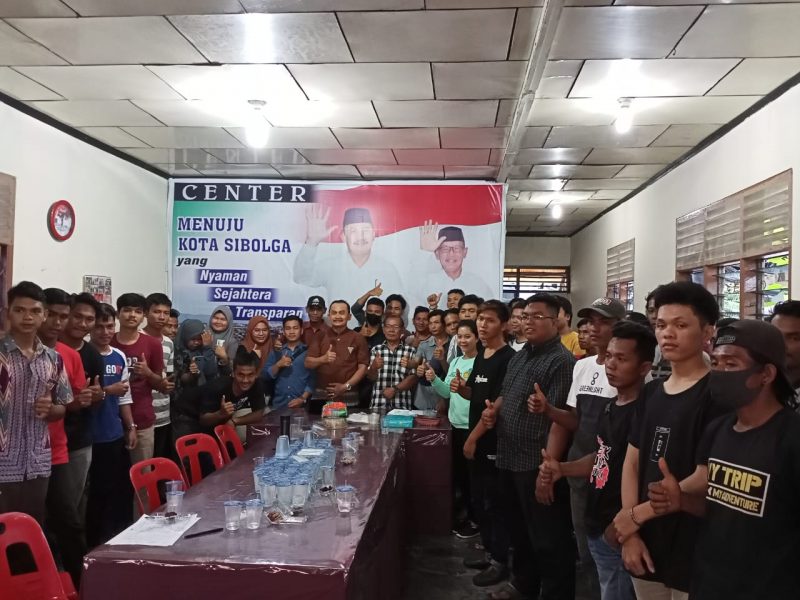 Foto bersama Para Kelompok Nelayan Tolong Menolong (KNTM) Sibolga dengan bakal calon Walikota dan Wakil Walikota Sibolga Drs. H. Ahmad Sulhan Sitompul, MAP - Edward Siahaan dirumah Pemenangan Rakyat ASSED di Jalan Suprapto No. 58 Sibolga, Saptu (8/8/2020). 