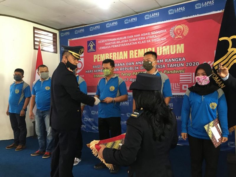 Kalapas Klas IIA Sibolga saat menyerahkan remisi secara simbolis kepada perwakilan WBP