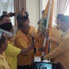Pengurus DPD Partai Golkar Sumut menyerahkan petaka organisasi kepada Jamil Zeb Tumori yang terpilih kembali secara aklamasi sebagai Ketua DPD Partai Golkar Sibolga periode 2020-2025 pada pelaksanaan Musda X DPD Partai Golkar Sibolga di Gedung Islamic Center Sibolga, Kamis (27/8/2020). (Foto /Marlon)