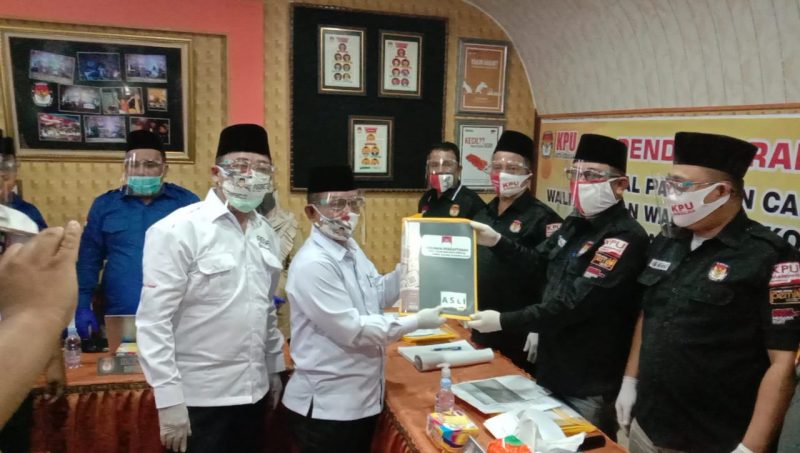 pasangan ASSED menyerahkan Syarat pendaftaran ke KPU Sibolga