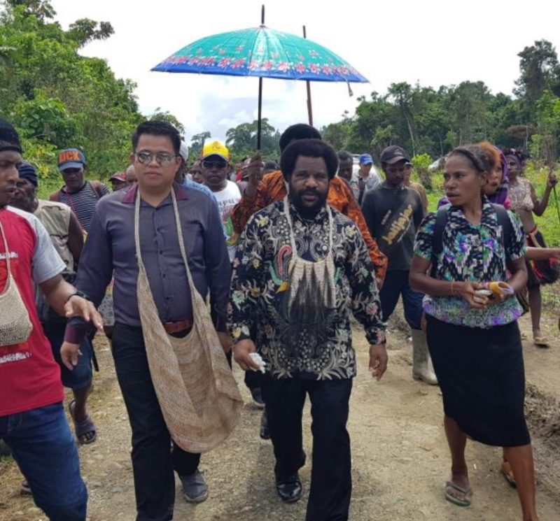 NB.Ket//Foto: Tenaga Ahli Utama Kepresidenan RI Dr.Lenis Kogoya.,M.Hum bersama Pengacara Terkenal  Darmawan Yusuf, SH., SE., M.Pd., MH., CTLA., Med ketika sedang berada didistrik Uruumguay kabupaten Jayapura dalam persiapan acara bakar batu khas papua.