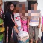 
Pemberian Sembako Kepada Keluarga Korban Disaksikan pihak Pemerintah Desa Desa Marlumba yang diwakili Kepala Dusun setempat, M boru Manik. (foto : istimewa)
