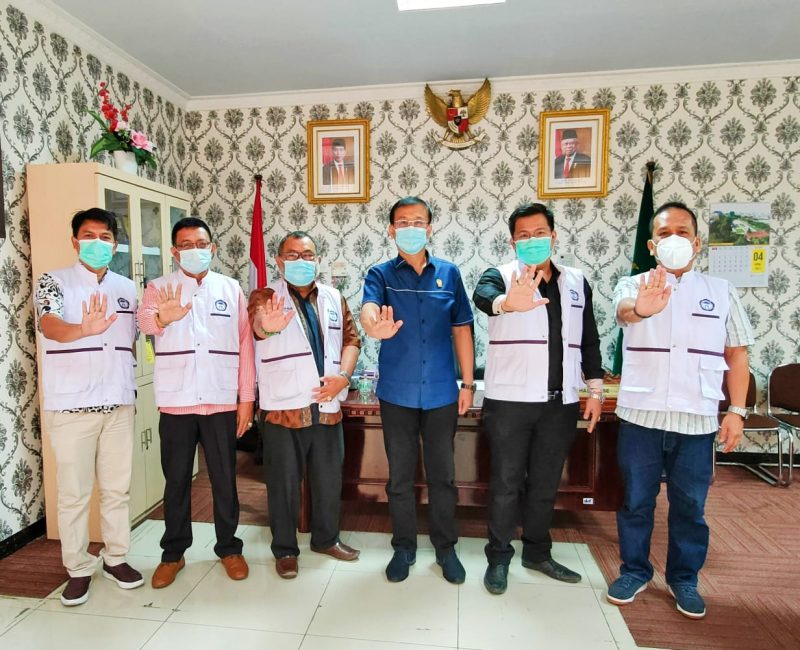 KET:FOTO//dari kiri kekanan, Wakil ketua Sistem Informasi dan Kerjasama Antar Lembaga Ramlan Samuel H, ST, Wakil Ketua Bidang Organisasi dan Pengkaderan Rinaldy M, Psi Psikolog Ketua LPAI Sumatera Utara Drs John Hutajulu ,Ketua DPRD Kota Medan Hasyim,SE, Ketua Dewan Pengawas LPAI Sumatera Utara Darmawan Yusuf, SH, SE, M.Pd MH serta paling kanan Anggota DewaN Pengawas Galumbang Hutagalung SE , MM, PhD