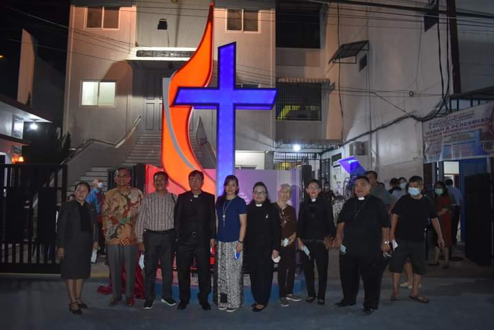 Ket:Foto//Ketua Gereja Methodist Indonesia Konferensi Tahunan Pengembangan Sementara Pdt.Tahir Widjaja, M.Th. beserta para pendeta berfoto di depan tugu Salib Methodist Aldersgate GMI Moria