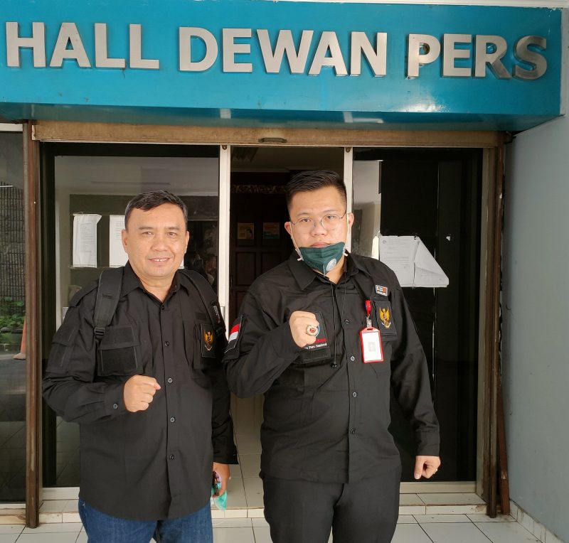 Foto//Ket: Dari kiri ke kanan Pembina YPSPN Gedung Dewan Pers Pontas Silalahi,SE,SH,MH dan sebelah kanan Pengawas YPSPN Gedung Dewan Pers Darmawan Yusuf, SH, SE, M.Pd, MH(foto istimewa)