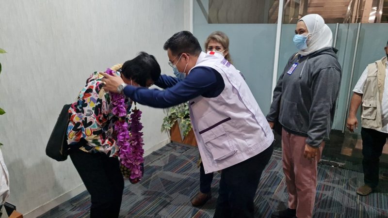 Ket:Foto//Ketua Dewan Pengawas LPAI Sumut Darmawan Yusuf, SH., SE., M.Pd., MH Sedang Menyematkan Kalung Bunga Di Leher Ketua Umum LPAI Kak Seto.(ist)