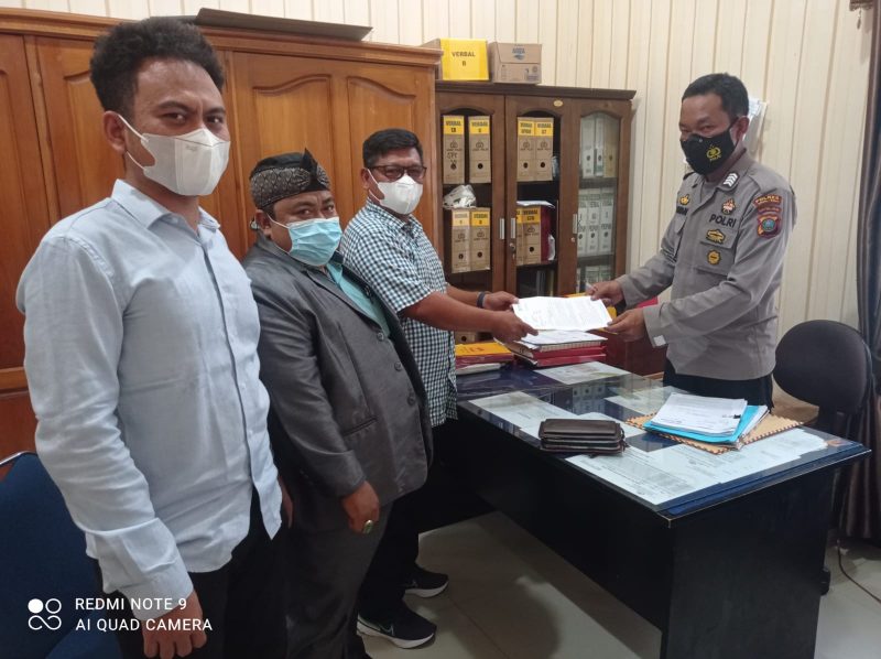 Foto : Ketua PC F SPTI-K SPSI Tapteng Sibolga, Abdul Rahman Sibuea didampingi Kuasa Hukumnya saat menyerahkan laporan pengaduan dugaan penyebaran berita bohong dan penipuan kepada Polres Tapteng.