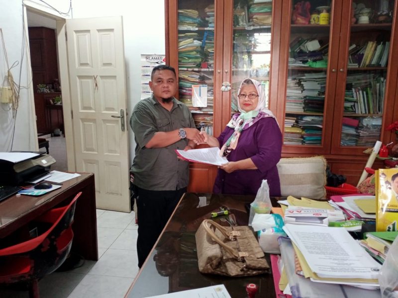 Penyerahan SK Kepengurusan KTNA yang diketuai Oleh Hasrul Azis Sikumbang oleh Ketua KTNA Sumatera Hj. Hj. Taty Djuwita Nagawati Siregar 
