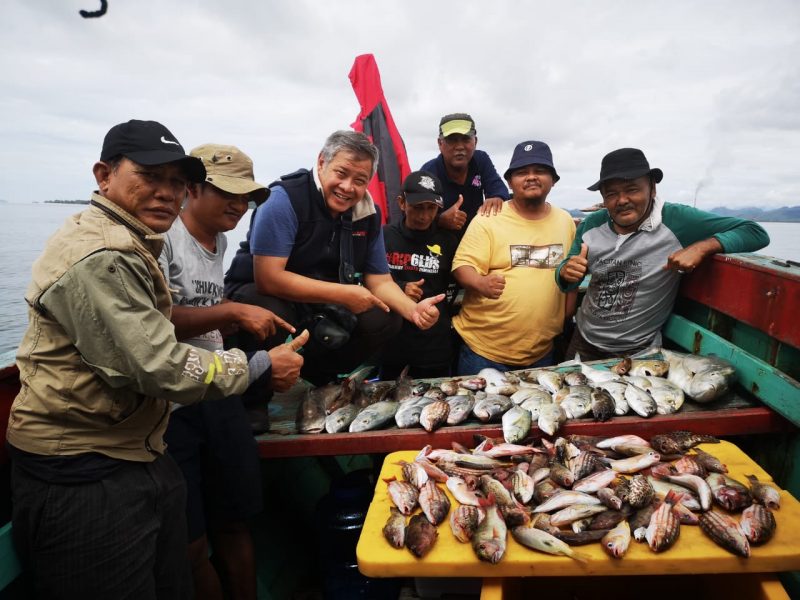 Ketua KTNA Tapanuli Tengah (Hasrul Azis Sikumbang ) bersmaa para pecinta laut saat melakukan pengecekan wilayah penangkapan ikan tradisional di wilayah kepulauan Mursala