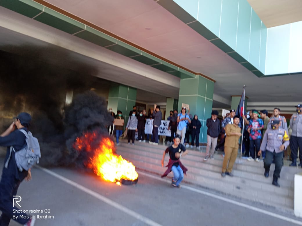 Mahasiswa Botang Lomang menggelar aksi di depan kantor DPRD Maluku Utara (Foto: FIK/Kompas Nasional