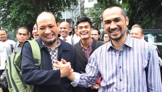 Ketua KPK nonaktif, Abraham Samad (Kanan), bersalaman dengan Penyidik KPK, Novel Baswedan.