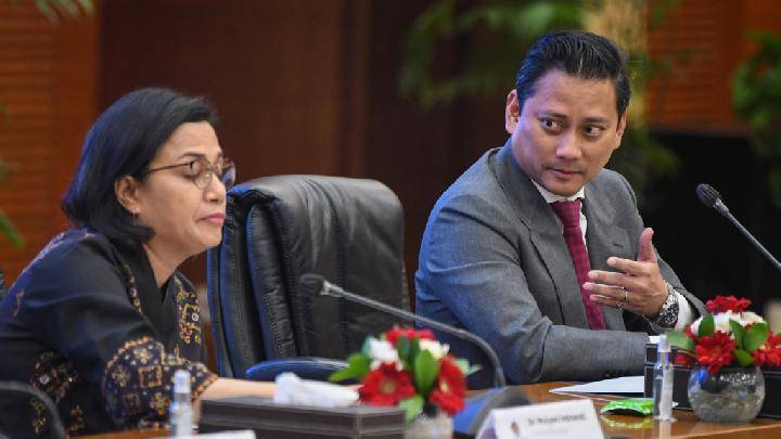 Menteri Keuangan Sri Mulyani (kiri) bersama Wakil Menteri Keuangan II Thomas Djiwandono (kanan) menyampaikan keterangan kepada wartawan di Kompleks Kemenkeu, Jakarta, Kamis, 18 Juli 2024. Thomas merupakan Bendahara Umum Partai Gerindra. ANTARA/ Aditya Pradana Putra