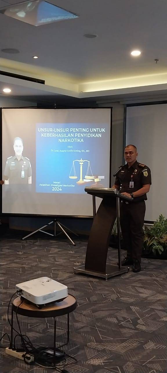 Keterangan fotonya : 
Jaksa Dr. Cand. Asepte Gaulle Ginting, SH, MH, saat menjadi narasumber di acara pelatihan investigasi narkotika yang diadakan oleh Drug Enforcement Administration (DEA) atau Badan Narkotika Amerika Serikat, di Batam, Kepulauan Riau, Senin (22/7/2024). (Foto: Istimewa)