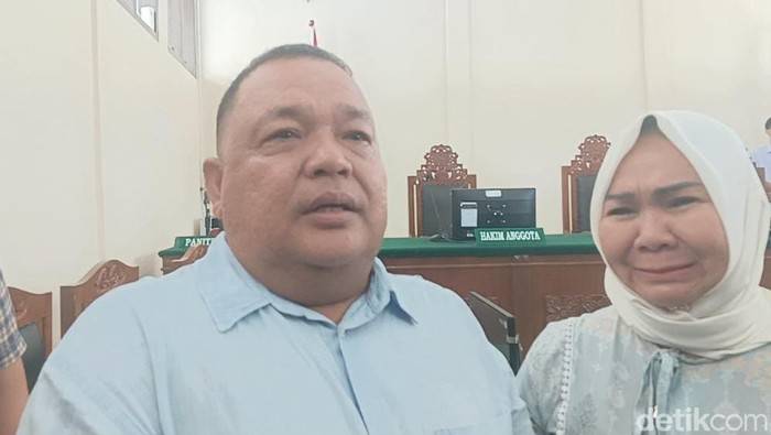 Foto: Terbit Rencana Perangin-angin dan Istri