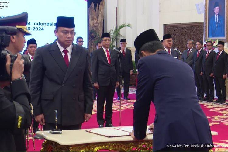 Presiden Joko Widodo Menandatanganai Berita Acara Pelantikan Angga Raka Prabowo sebagai Wakil Menteri Komunikasi dan Informatika di Istana Negara