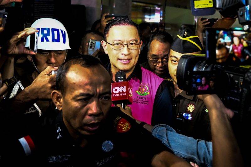 Thomas Lembong berjalan dengan mengenakan rompi tahanan usai ditetapkan sebagai tersangka kasus dugaan korupsi import gula oleh Kejaksaan Agung