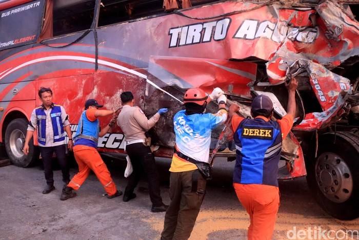 Kondisi Bus Tirto Agung yang dihantam Truk di Tol Pandaan