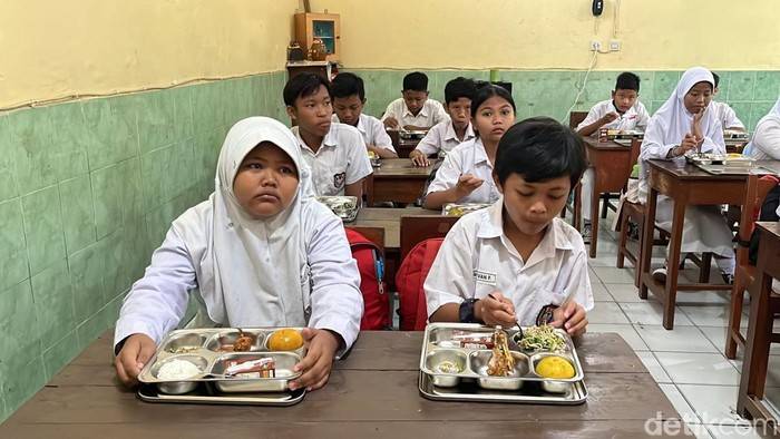 Foto Anak Sekolah Mendapatkan Program Makan Bergizi Gratis