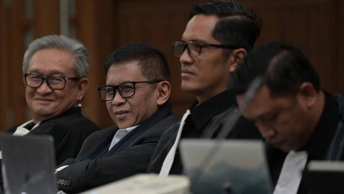 Hasto Bersama Pengacaranya