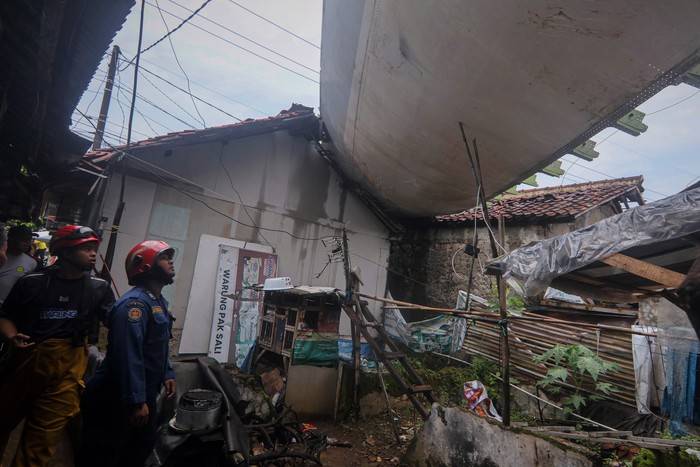 Rumah di Bogor Rusak Akibat Tertimpa Sayap Pesawat