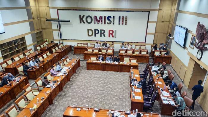 Rapat Komisi III DPR Bersama Para Pakar