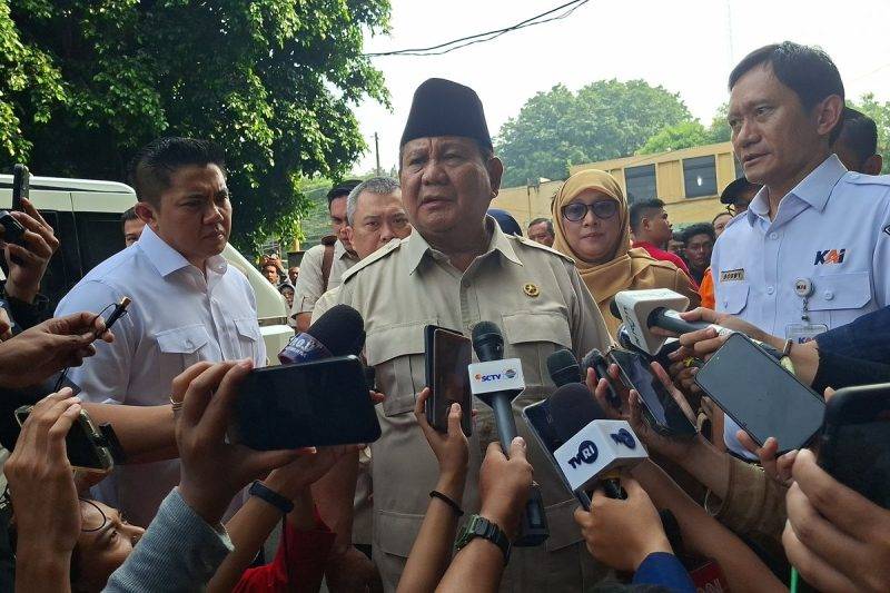 Presiden RI, Prabowo Subianto Usai Menjenguk Korban Kecelakaan KA Argo Bromo dengan KRL Commuter Line di RSUD Kota Bekasi