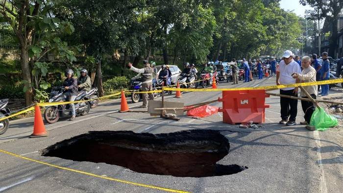 Jalan Lenteng Agung, Jaksel Amblas