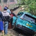 Penampakan Taksi Listrik Yang Terlempar KRL Di Lokasi Tabrakan Kereta di Bekasi Timur