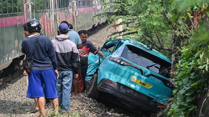 Penampakan Taksi Listrik Yang Terlempar KRL Di Lokasi Tabrakan Kereta di Bekasi Timur