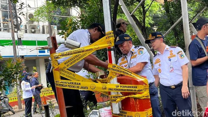 Parkir Ilegal di Blok M Square Disegel