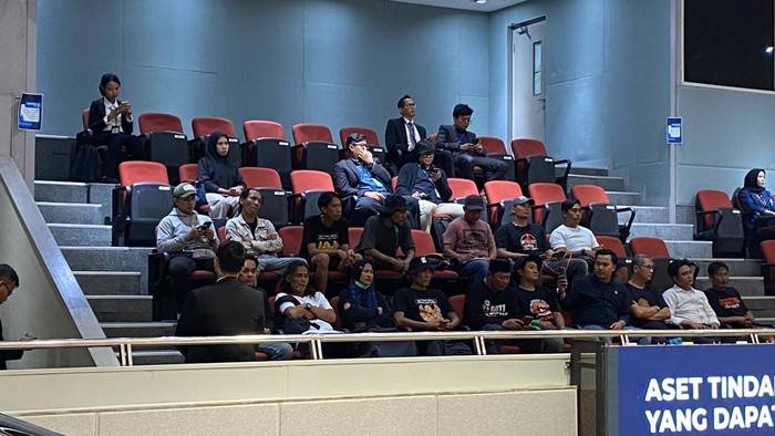 Aktivis Aliasni Masyarakat Pati Bersatu (AMPB), Supriyono alias Botok. bersama sejumlah orang lainnya duduk di balkon Ruang Rapat Paripurna DPR